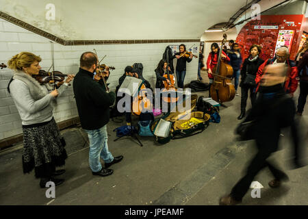 Eine Gruppe von Straßenmusikern führen in den Paris u-Bahn. Paris, Frankreich Stockfoto