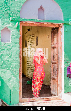 Asien, Indien, Uttar Pradesh, Frau im traditionellen indischen sari Stockfoto