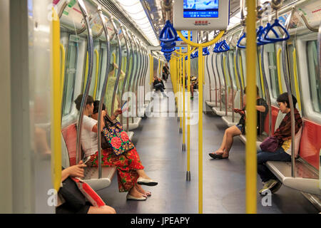 Pendler im Inneren eines Zuges der MTR Hong Kong, die beliebtesten Mittel der Transport in der Stadt, China Stockfoto