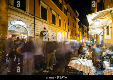 Kleine Straße im Stadtteil Trastevere (Rom, Lazio, Italien, Europa) Stockfoto