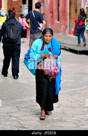 Eine alte mexikanische Frau, aus dem Dorf in den Bergen, in traditioneller Kleidung, verkauft seine Produkte in den Straßen von San Cristobal de las Casas, Chiapas, Mexiko. Stockfoto