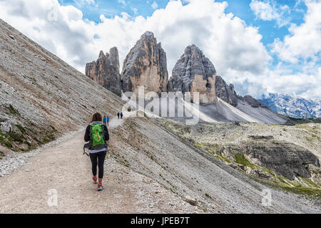 Frau Wanderer Wagen um die drei Zinnen von Lavaredo zu entdecken. Sextner Dolomiten Trentino Alto Adige Italien Europa. Stockfoto