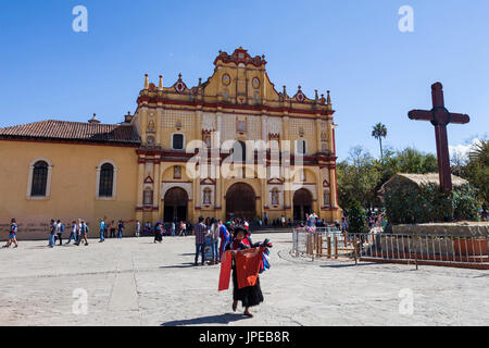 Jungfrau von der Himmelfahrts-Kathedrale Zocalo, San Cristobal de Las Casas, Chiapas, Mexiko. Stockfoto