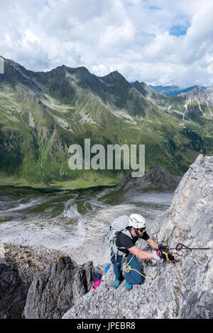 Stubaier Alpen, Tirol, Österreich. Bergsteiger auf den Klettersteig von der Ilmspitze. Stockfoto
