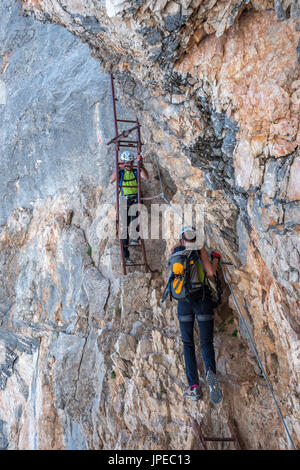 Sorapiss, Dolomiten, Veneto, Italien. Bergsteiger auf den Klettersteig Berti Stockfoto