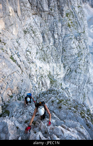 Sorapiss, Dolomiten, Veneto, Italien. Bergsteiger auf den Klettersteig Vadelli Stockfoto