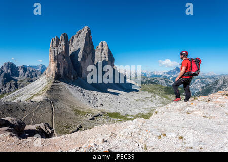 Sexten/Sexten, Dolomiten, Südtirol, Provinz Bozen, Italien. Kletterer bewundert den Tre Cime di Lavaredo/Drei Zinnen Stockfoto