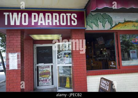 Zwei Papageien Bar and Grill äußere Fassade an der Granville Street in der Innenstadt von Vancouver British Columbia Kanada Stockfoto