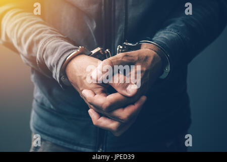 Verhafteten Computer-Hacker und Cyber-kriminellen mit Handschellen, Nahaufnahme, Hände Stockfoto