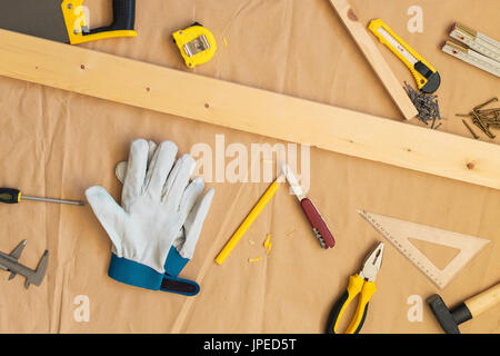 Tischler Heimwerker Werkstatt Schreibtisch Tischplatte mit verschiedenen Tools für Holzarbeiten job Stockfoto