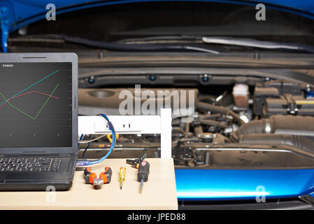 Computer Auto Diagnose Nahaufnahme Arbeitstisch Platz. Werkzeuge für die elektronische Wartung Fahrzeug Stockfoto