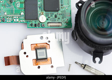 Foto Kamera digitale Komponenten isoliert auf weißem Hintergrundansicht von oben Stockfoto