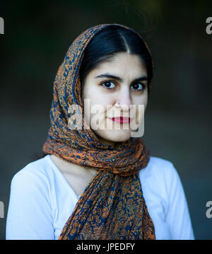 Junge persische Frau posiert für Fotos in einem Park Stockfoto