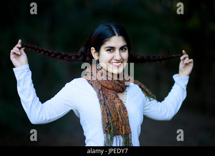 Junge persische Frau posiert für Fotos in einem Park Stockfoto