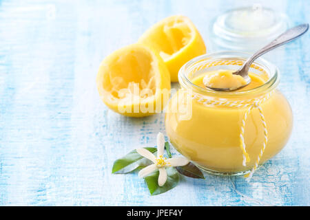 Köstliche hausgemachte Zitronencreme in einem Glas Stockfoto