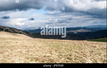 Ansicht beim Wandern auf Velka Fatra Hauptkamm in der Nähe von Chyzky Wegweiser in der Slowakei mit Bergwiese, Nizke Tatry und Veporske Vrchy Bergketten ein Stockfoto