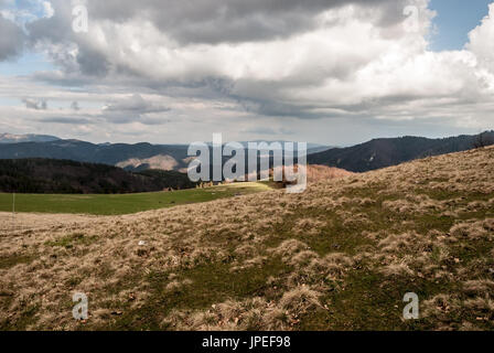 Ansicht beim Wandern auf Velka Fatra Hauptkamm in der Nähe von Chyzky Wegweiser in der Slowakei mit Bergwiese, Nizke Tatry und Veporske Vrchy Bergketten ein Stockfoto