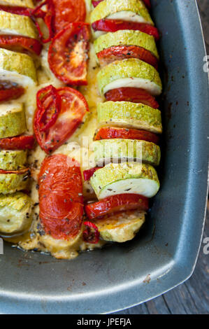 Gebackene Zucchini mit Käse und Tomaten Stockfoto