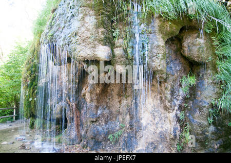 Zarte Wasserfall von frischem Quellwasser in der Nähe von der Ermita de Sta Elena, Pyrenäen, Huesca Provinz, Aragon, Spanien Stockfoto