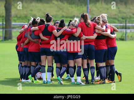 England Frauen Team huddle während einer Trainingseinheit bei Sporting 70 Sportzentrum, Utrecht. Stockfoto