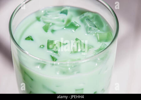 Boba / Bubble Tea. Hausgemachte Milchtee mit Perlen auf Holztisch. Stockfoto