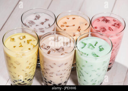 Hausgemachte verschiedene Milch Bubble Tea auf Tisch. Stockfoto