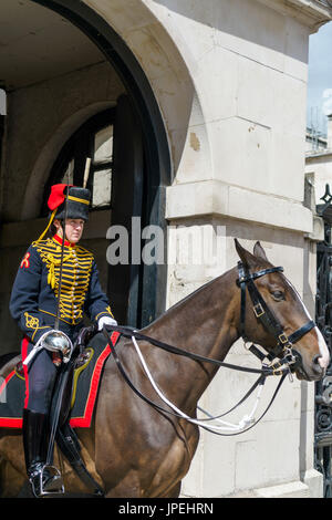 LONDON - 30 Juli: Kings Troop Royal Horse Artillery in Whitehall London am 30. Juli 2017. Unbekannte Frau Stockfoto