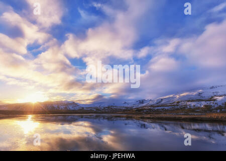 Bunte Sonnenaufgang in der Nähe von Grundarfjordur Stadt. Morgen-Szene auf die Snaefellsnes Halbinsel, Island, Europa. Künstlerischen Stil Post verarbeitet Foto. Stockfoto