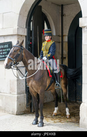 LONDON - 30 Juli: Kings Troop Royal Horse Artillery in Whitehall London am 30. Juli 2017. Unbekannte Frau Stockfoto