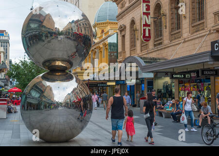 Moderne Skulptur "The Malls Balls" in Rundle Street Mall das größte Einkaufszentrum in Adelaide, South Australia. Stockfoto