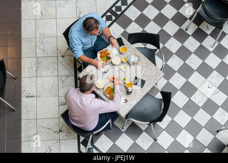 Luftaufnahme von zwei Männern im Café in Adelaide Arcade. South Australia. Stockfoto