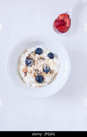 Müsli mit Joghurt, Erdbeeren und Heidelbeeren Stockfoto