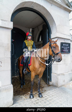 LONDON - 30 Juli: Kings Troop Royal Horse Artillery in Whitehall London am 30. Juli 2017. Unbekannter Mann Stockfoto