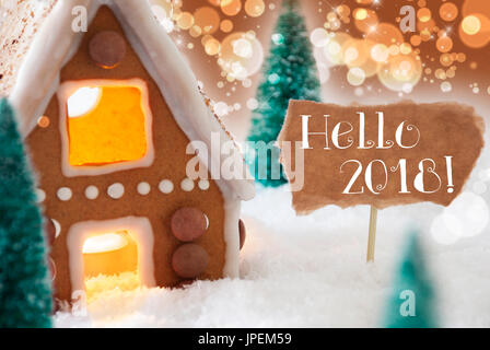 Lebkuchen-Haus In der verschneiten Landschaft als Weihnachtsdekoration. Weihnachtsbäumen und Kerzenlicht. Bronze und Orange Hintergrund mit Bokeh-Effekt. Englisch T Stockfoto