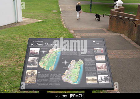 Infotafel in Radnor Gärten, Twickenham, England, über die Geschichte der Gärten Stockfoto