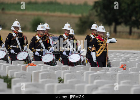 Britische Truppen nehmen Teil an den Veranstaltungen zum Gedenken für den Weltkrieg eine Schlacht von Passchendaele auf dem Tyne Cot-Friedhof in der Nähe von Ypern in Belgien. Die Militärkapelle der Marines Stockfoto