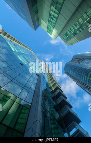 Die architektonischen Strukturen der Gebäude mit grünen Fenstern in San Francisco, Kalifornien, USA Stockfoto