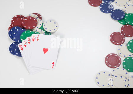 Top-down Ansicht auf Stapel von Karten und roten, blauen, grünen und weißen Poker chips mit Textfreiraum Stockfoto