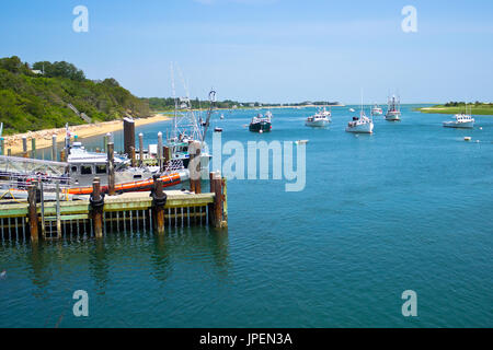 Boote sind vor Anker in einer Bucht in der Nähe von Chatham Fish Pier, MA, auf Cape Cod. Stockfoto