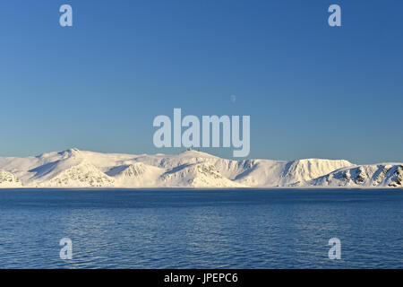 Schneebedeckte Berge, Insel Mageroya, Finnmark, Norwegen Stockfoto