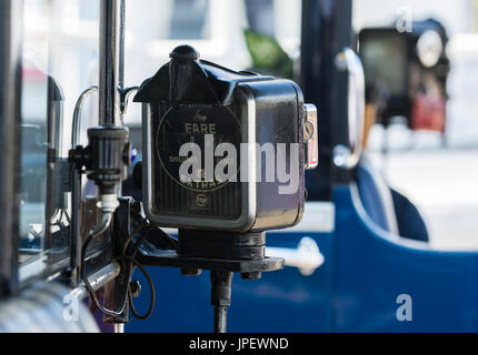 Argo Taxameter aus den 1930er Jahren ausgestattet, um einen Oldtimer London-Taxi. Taxameter Taxi ausgestattet, um ein Vantage sechs Austin Taxi im Vereinigten Königreich. Stockfoto