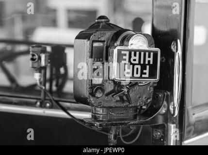 Argo Taxameter & For Hire Zeichen aus den 1930er Jahren ausgestattet, um einen Oldtimer London-Taxi. Taxameter Taxi ausgestattet Vantage Austin sechs Taxi im Vereinigten Königreich. B&W. Stockfoto