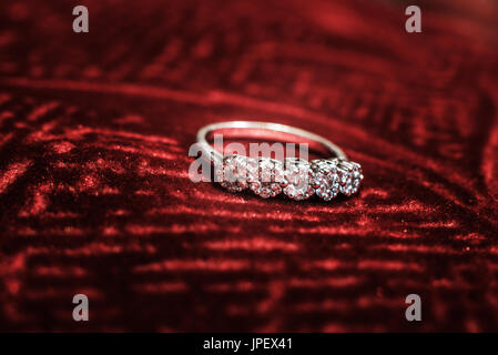 Eine Makroaufnahme einer Diamant-Ring auf einem roten Samttuch Stockfoto