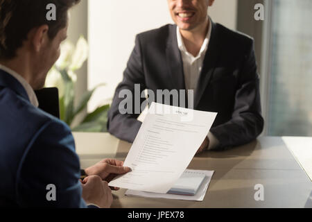 Arbeitgeber Job-Interview, Durchführung von Überprüfung der guten Lebenslauf succ Stockfoto