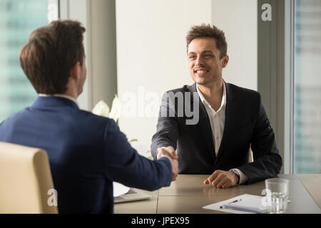 Zwei fröhliche Geschäftsleute Händeschütteln, beginnend Job interview o Stockfoto