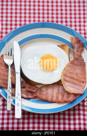 Spiegelei und Speck auf Toast. UK Stockfoto