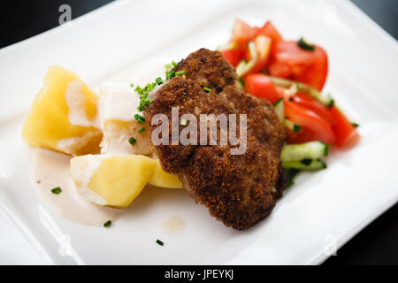 Schnitzel mit Gemüse Stockfoto