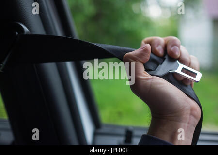 Hand des Mannes Befestigung Sicherheitsgurt im Auto Stockfoto