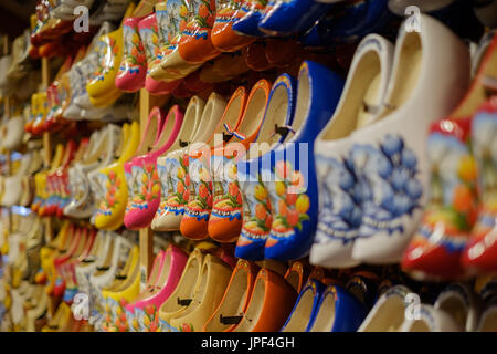 Niederlande - 26. Juli 2017: Niederländische traditionellen Holzschuhe, Clogs Stockfoto