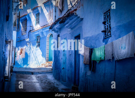 Mit seiner unverwechselbaren Palette von blauen und weißen gewaschenen Gebäuden kühlt die Stadt Chefchaouen in einer sehr heißen Marokko. Stockfoto